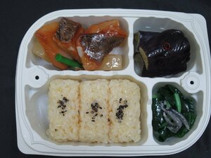 ★【直接引取不可】 食品サンプル ディスプレイ お弁当 弁当 おにぎり おひたし ほうれん草 カレイ 魚の煮付け 茄子 和風 見本品 料理模型