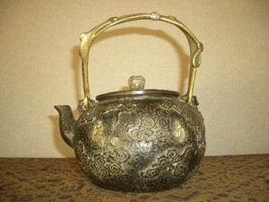 鉄製茶壺・鉄瓶（１３８）