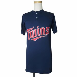 メジャーリーグ TWINS ヘンリーネック ベースボール Tシャツ ツインズ プリントTシャツ メンズ Sサイズ アメリカ輸入 古着 ユーズド 半袖