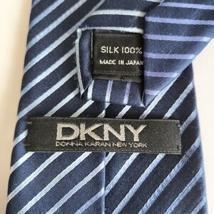 DKNY (ダナキャランニューヨーク)ネイビーブルーストライプネクタイ