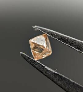 ボツワナ産 天然ダイヤモンド原石　八面体　0.139カラット　蛍光特性あり　
