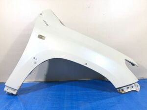 ランドクルーザー CBA-UZJ200W 右フロントフェンダー内側錆アリ パールホワイト　RIGHT SIDE FENDER ID:831