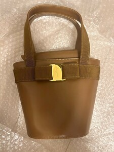 ☆サルヴァトーレ フェラガモ Salvatore Ferragamo ヴァラリボン レディース ミニ ハンドバッグ ブラウン 縦約17cm 横約14cm マチ約8cm