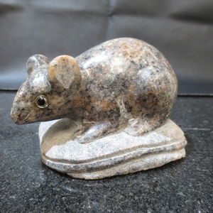 ねずみ ネズミ 干支 鼠 置物 彫刻 オブジェ 文鎮 子年 十二支 御影石 NZ01 700ｇ 送料無料