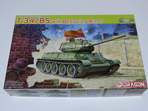 ドラゴン 1/35 プレミアムエディション.T-35/85.ベッドスプリングアーマー装備.マジックトラック未組み立て。