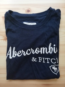 送料込♪Abercrombie&Fitch クルーネックTシャツ S(M) ネイビー