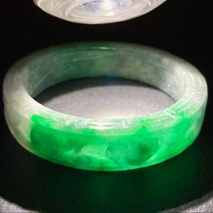 《鑑別書付き》天然翡翠ヒスイバングル・(Jadeite)ジェダイト・彫刻入り・内径59mｍ・重さ76g