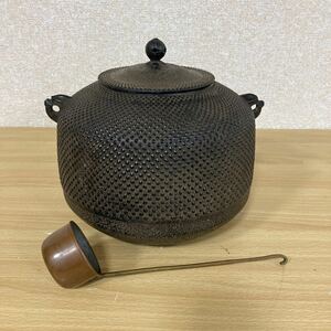 茶釜 鉄釜 炉釜 風炉釜 鉄瓶 鉄器 銘あり 詳細不明 霰 あられ 小あられ 茶器 茶道具 アンティーク 工芸品 重量3.5kg 5 シ 150