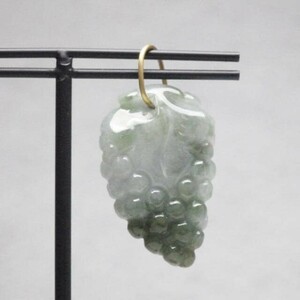 【新品 未使用】K18 天然 翡翠(Jadeite 硬玉 ジェダイト)葡萄 レトロ 18金 ペンダントトップ【鑑別付き】