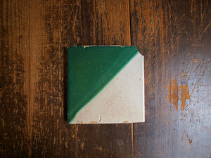 緑×白釉薬 スペイン 18世紀 タイル カタルーニャ スペインデルフト 三角模様 スペイン古陶 アンティーク /J573
