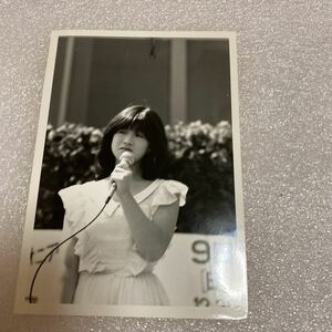 □中森明菜 生写真 モノクロ E判サイズ スローモーション デビューイベント