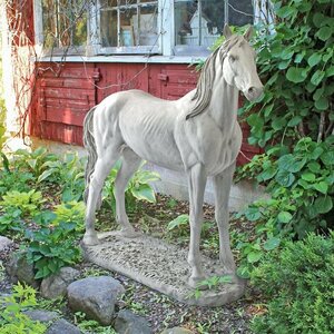 庭園の雄大な奔馬サラブレッドの彫像 ガーデンインテリア置物 玄関フィギュア 園芸 芝生 贈り物 輸入品