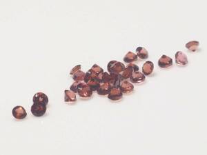 キレイな赤茶色ガーネット 2mmラウンドのロット 30ケで1.49ct