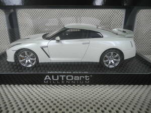 ◎1/18日産 GT-R (R35) (白パール) ストリートシリーズ ：新品◎オートアート製。品番77387◎新品未開封品です。