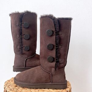 新品アグUGG W BAILEY BUTTON TRIPLETベイリーボタン トリプルムートンブーツ シープスキン ロングブーツUS7チョコレートブラウン24cm