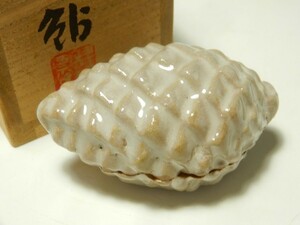 10587/○数江瓢鮎子 松の実香合 萩焼 共箱 合子 香道具 茶道具