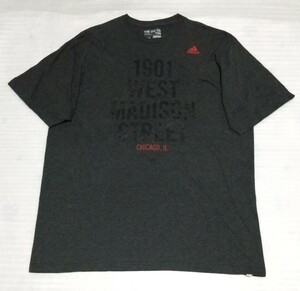 ☆adidas.com サイズXL 半袖Tシャツ 洗濯済スポーツ1901WEST MADISON STREETウェアTHE GO-TO TEEフアッションGLAYグレイ ティー アディダス