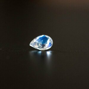 レインボームーンストーン・ルース　0.7ct