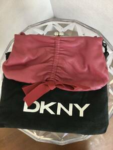 美品【DKNY ダナキャランニューヨーク】レッド・赤リボン☆クラッチバック・レザー ボーチ保存袋付き☆定価3万程　がまぐち