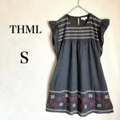 【THML】 刺繍ワンピース Aライン クルーネック フレンチスリーブ グレー系