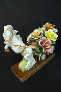 kk254●美品 イタリア アンティーク 陶器人形 木製ベース白馬と陶花 陶磁器 西洋美術 フィギュリン オブジェ ホワイトホース/140