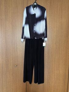 新品 PLEATS ブラックパンツ秋冬物