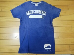 “Abercrombie & Fitch アバクロ【ヴィンテージ風カレッジデザインTシャツ”日焼け加工】◆Sサイズ　ブルー