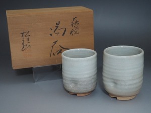 A2873 萩焼 松桂山 作 夫婦湯呑 共箱付 ☆ 煎茶道具 煎茶器 茶器 和食器 夫婦 湯飲 汲出 茶碗 2客 陶器 作家物 在銘 陶印 美品 良品 無傷