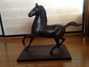 競馬　左馬 馬 彫像 ブロンズ像 馬好きの方に！ 馬の疾走するシルエットも素敵です！ 窓際に置いてもステキ☆ 美術工芸品