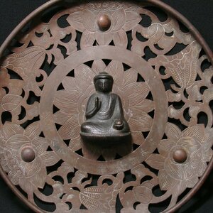 慶應◆室町時代 鋳銅 薬師如来坐像 懸仏 銅透彫華籠付 仏教美術古銅仏像 素朴でほほえましい姿