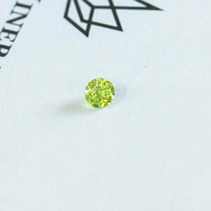 スフェーン・ルース　0.3ct