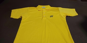 新品同様YONEX黄色、ロゴ黒、半袖ストレッチトップス サイズS