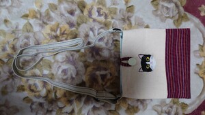 刺繍のハチワレ猫ちゃんが可愛い手縫いのポシェット。