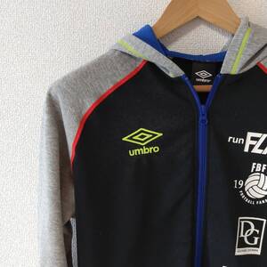 umbro アンブロ パーカー アウター 子供服 ジッパー ポケット ロゴ 長袖 メンズ サイズ160 黒グレー aa319