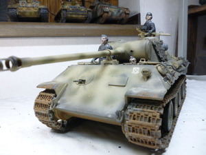 タミヤ1／２５パンサー中戦車兵３体付完成品