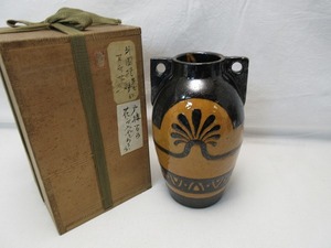 I04383 【 美品 華道具 外国 花瓶 陶印 生け花 ラワーベース 共箱 】 検)海外工芸品 茶道具 花器 花入 花生 飾壺 陶器 床飾り インテリアⅱ