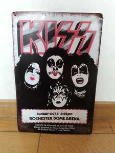 ♪初期 KISS ブリキ看板 メタルサイン Rochester Dome Arena レリック加工 レトロ ヴィンテージプラーク 地獄からの使者 ジーン・シモンズ 