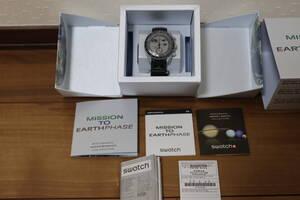 【未使用新品】 OMEGA swatch ムーンスウォッチ オメガ Mission to EARTHPHASES 2025年1月 国内正規 保証書 アースフェイス ムーンウォッチ