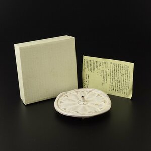 ●481095 【SALE♪】赤膚焼 大塩正人 作 古代瓦紋 三足 香立 香道具 在銘 刻印 茶道具 煎茶道具 栞・紙箱