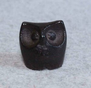 金属工芸◆置物　フクロウ　4.5cm◆梟　iron owl 鉄製　印材　ハンコに　 ペーパーウエイト　文鎮　判子　鉄印