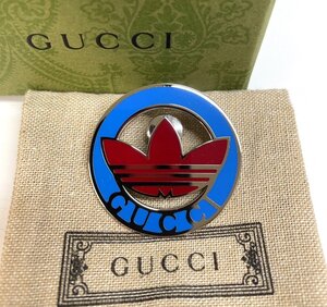 グッチ GUCCI アディダス adidas コラボ　ブローチ　ピンバッジ　赤×青