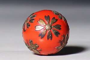 【桃】提げ物：朱漆に蒔絵花紋様緒締め玉