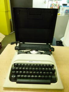 中古ジャンク　Olivetti　LETTER10　タイプライター【P-112】送料無料（北海道・沖縄・離島・佐川急便中継料金がかかる地域は除く）