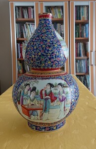 中国古玩。藍地粉彩開光人物胡芦瓶。瓢箪形大型瓶（高さ36.4cm）。大清乾隆官窯。乾隆年製。開窓図法。緑釉。