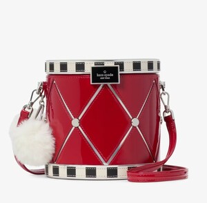 日本未発売　秋冬新作　Kate Spade Oh What Fun Toy Store 3D Drum Crossbody　KI970　LAから最新本物をお届け！