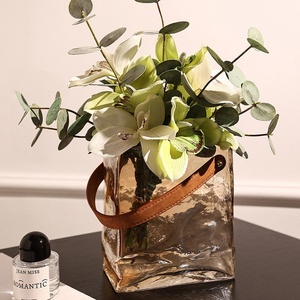 琥珀色のトートバッグ型 花瓶 花器 厚みのある 透明感 ガラス製 持ち運び簡単 しっかりした留め具 シンプル インテリア 雑貨 玄関 リビング