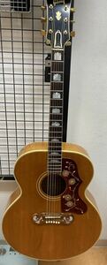 1964年製　Gibson J-200です。