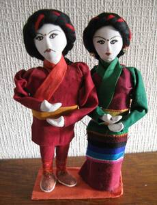 新品　ネパール 人形 夫婦　カップル 木製 ウッド 伝統 工芸 民族衣装 18cm gen1782