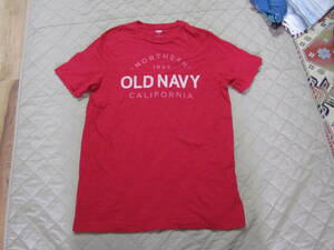 OLD NAVY 赤い生地にロゴ入りのメンズ半袖Tシャツ Mサイズ