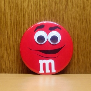 エムアンドエムズ　レッド　キョロキョロ　缶バッジ　m&m’ｓ　ｍ＆ｍ　アメリカ　チョコレート 　アメリカ雑貨